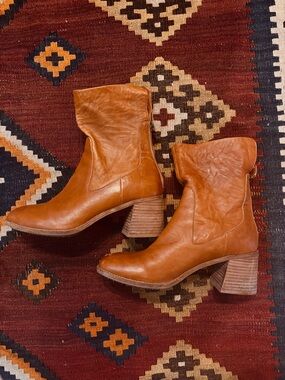 Kelsi Dagger Island Fox Booties